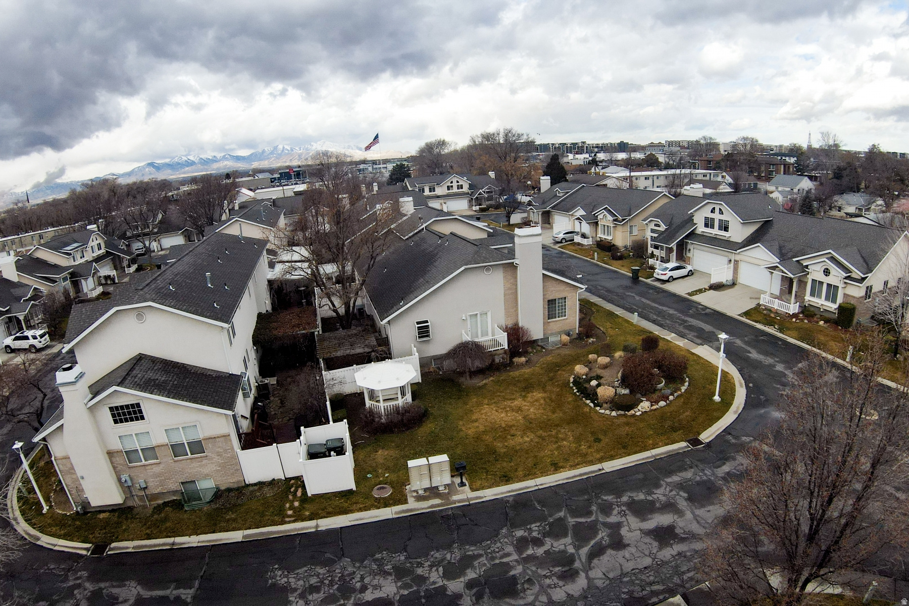 COTTAGE COVE CONDMN - Residential