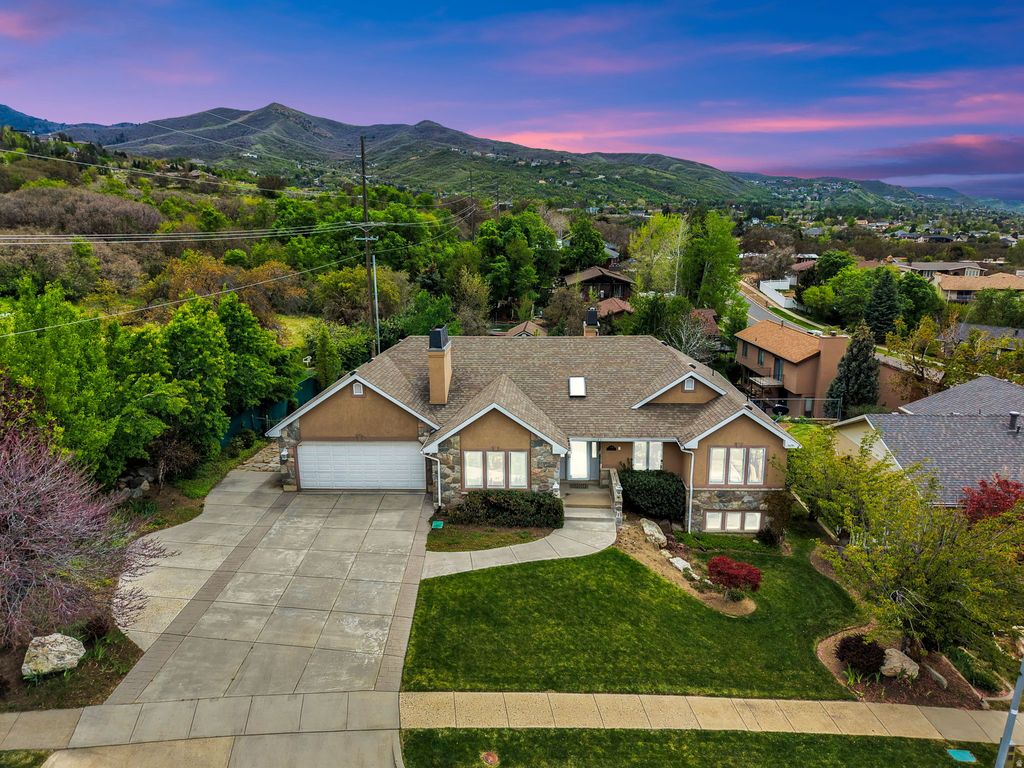 Photo of 1506 S LAKEVIEW DR, Bountiful, UT 84010 (MLS # 2152484)