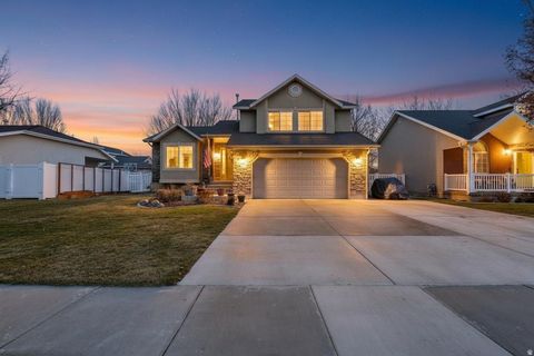 Photo of 195 E 2325 S, Clearfield, UT 84015 (MLS # 2139000)