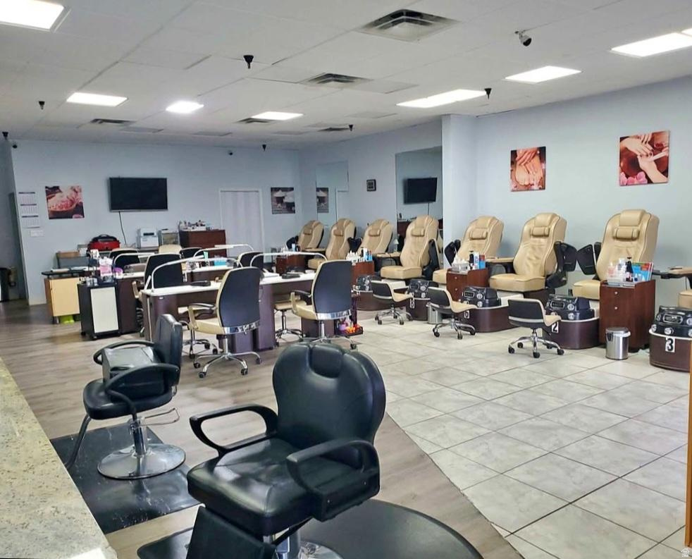 CARRIAGE SQUARE - Commercial Sale