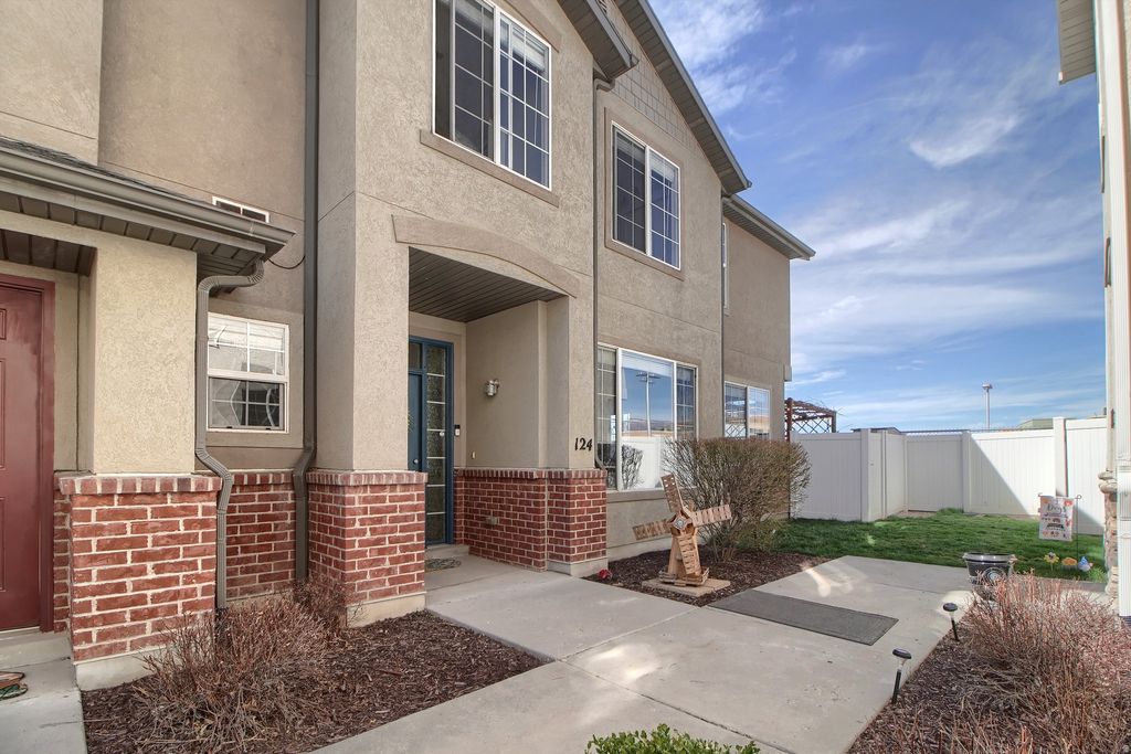 Photo of 124 BIRMINGHAM LN, North Salt Lake, UT 84054 (MLS # 2147194)