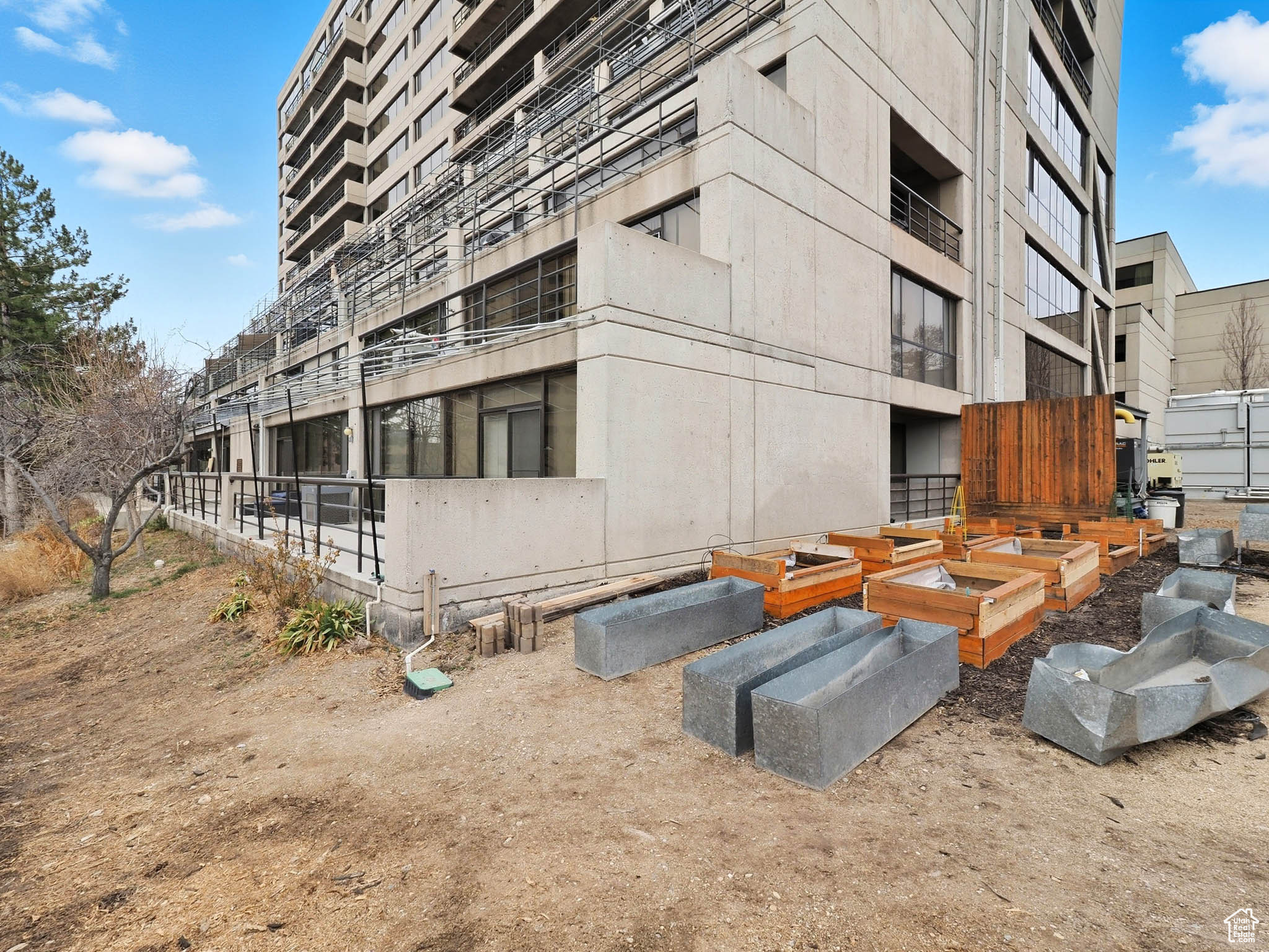 GOVERNORS PLAZA - Residential