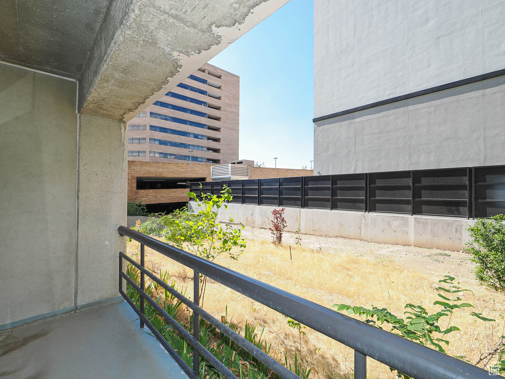 GOVERNORS PLAZA - Residential