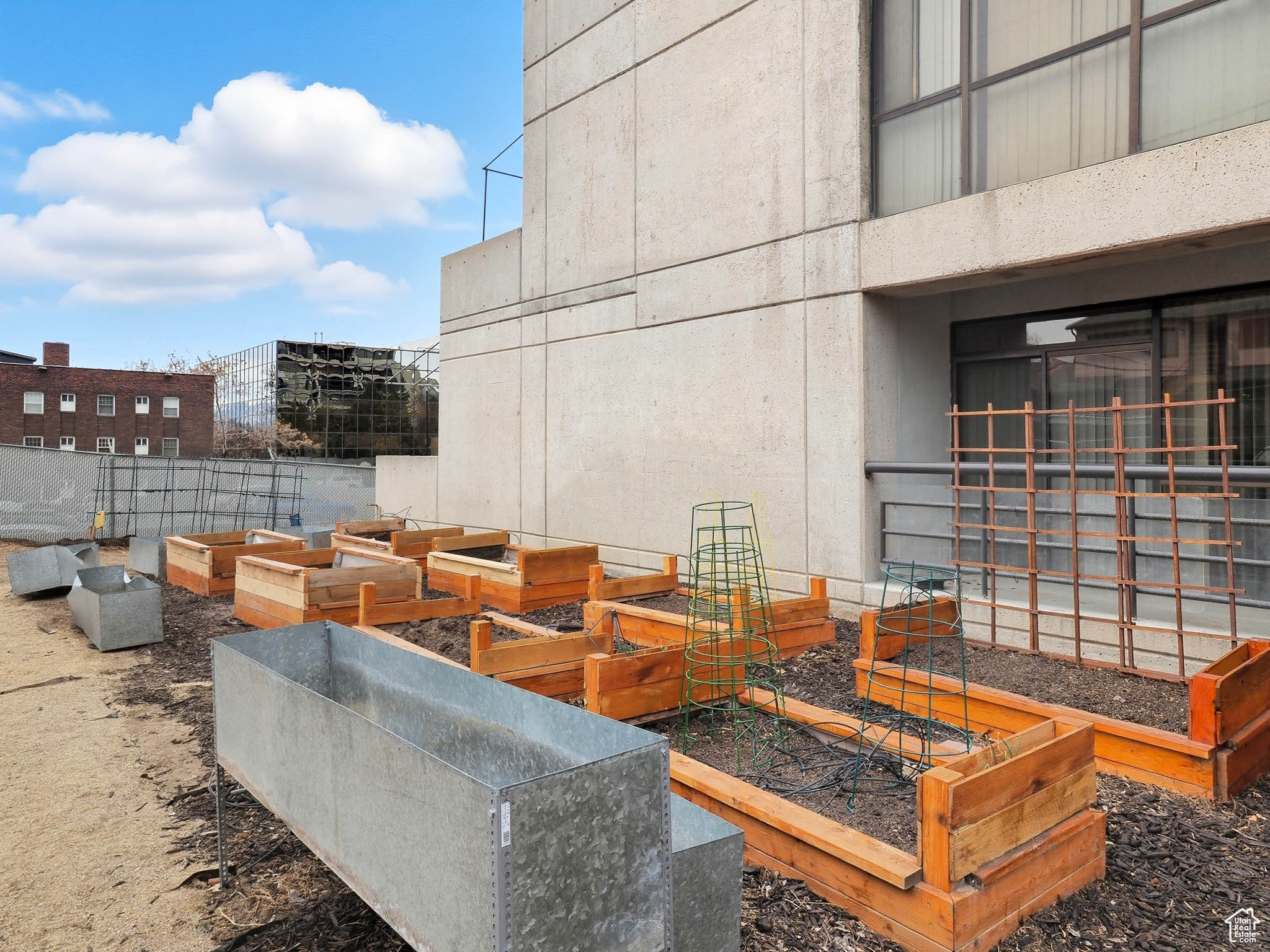 GOVERNORS PLAZA - Residential