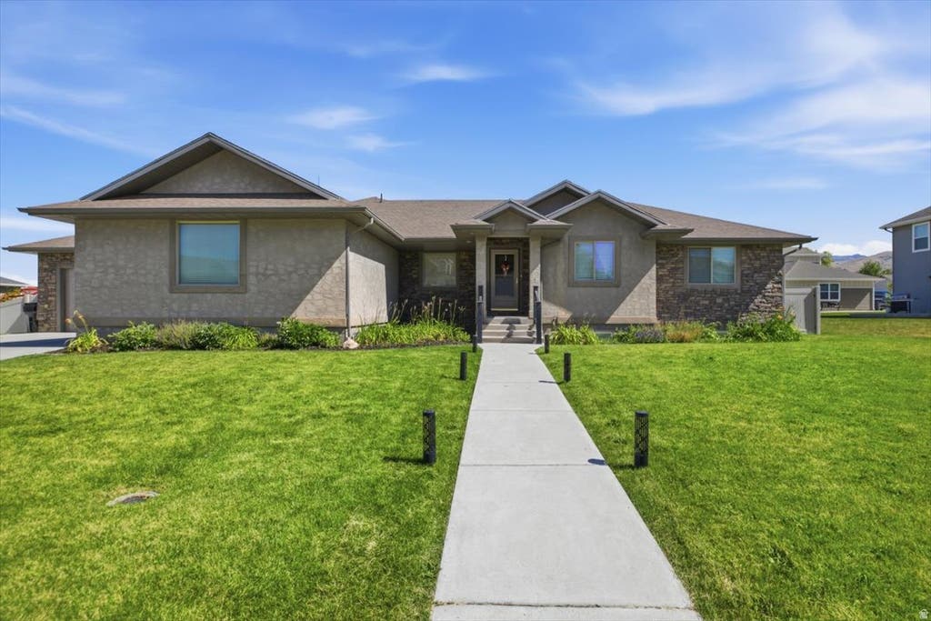 Photo of 221 W 400 N, Hyde Park, UT 84318 (MLS # 2170528)