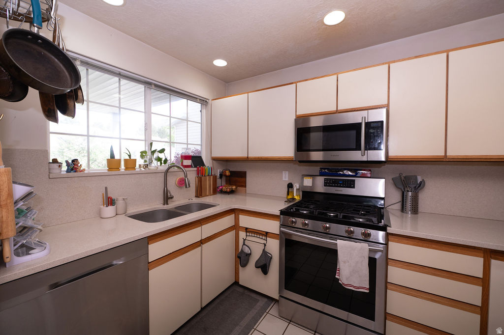 COUNTRY COTTAGES - Residential