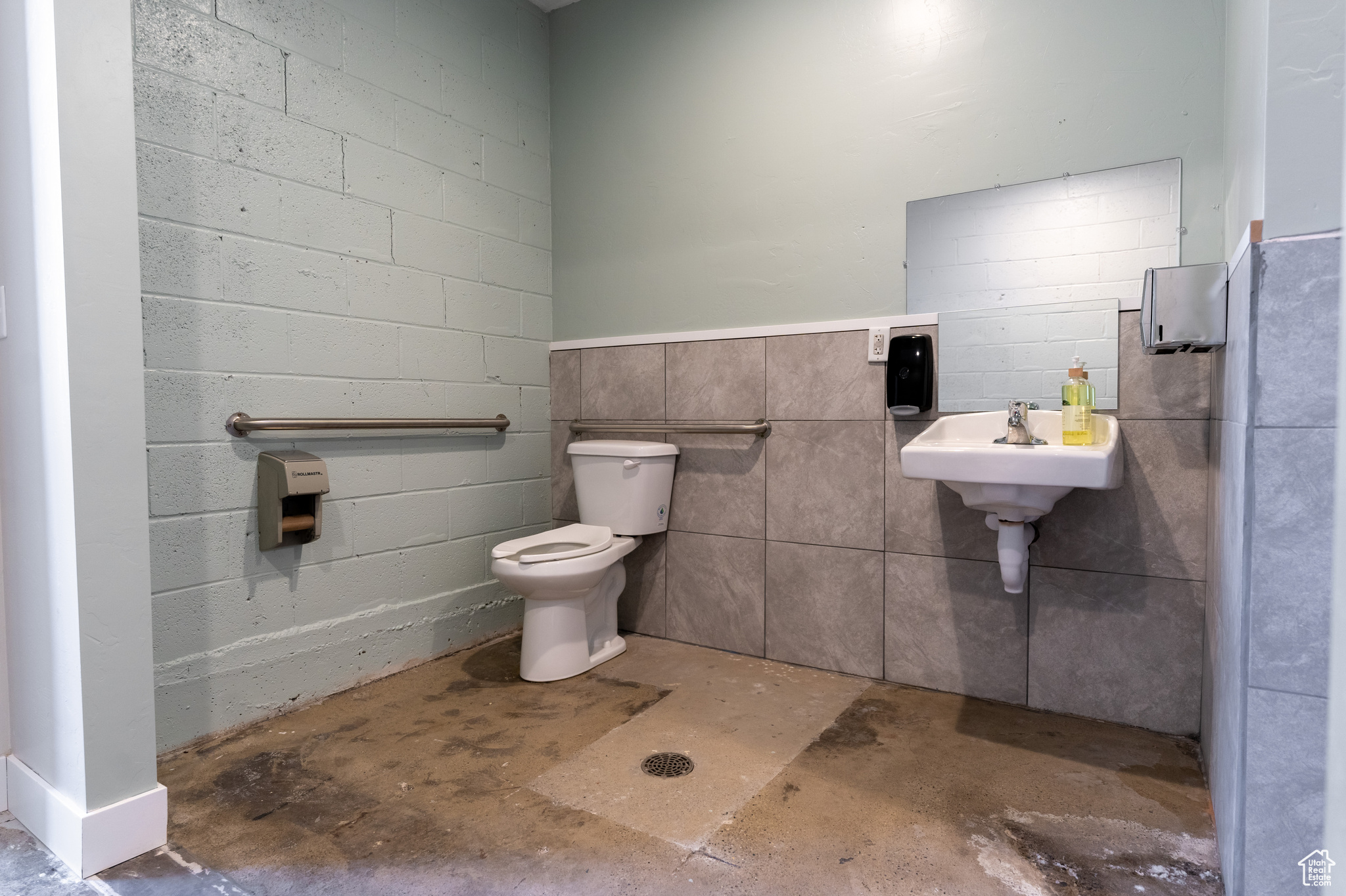 Main image without alt text