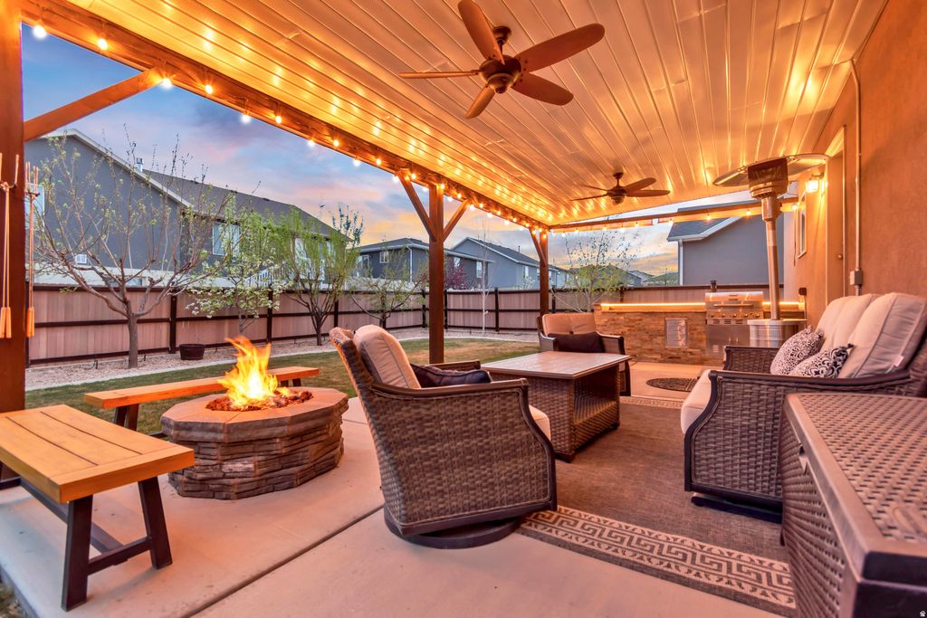 Photo of 370 STONE HOLLOW DR, Santaquin, UT 84655 (MLS # 2155040)