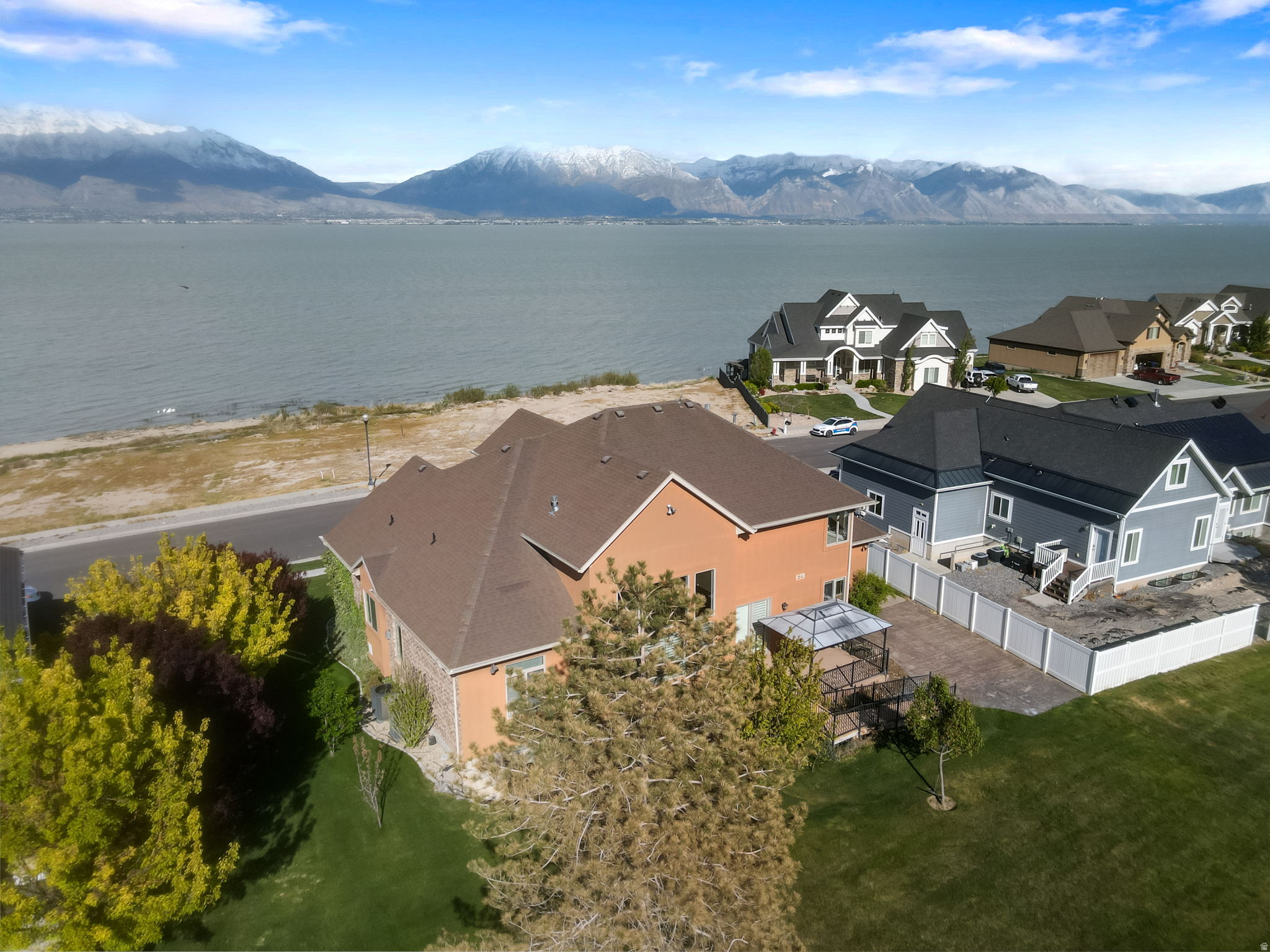 PELICAN BAY - Residential