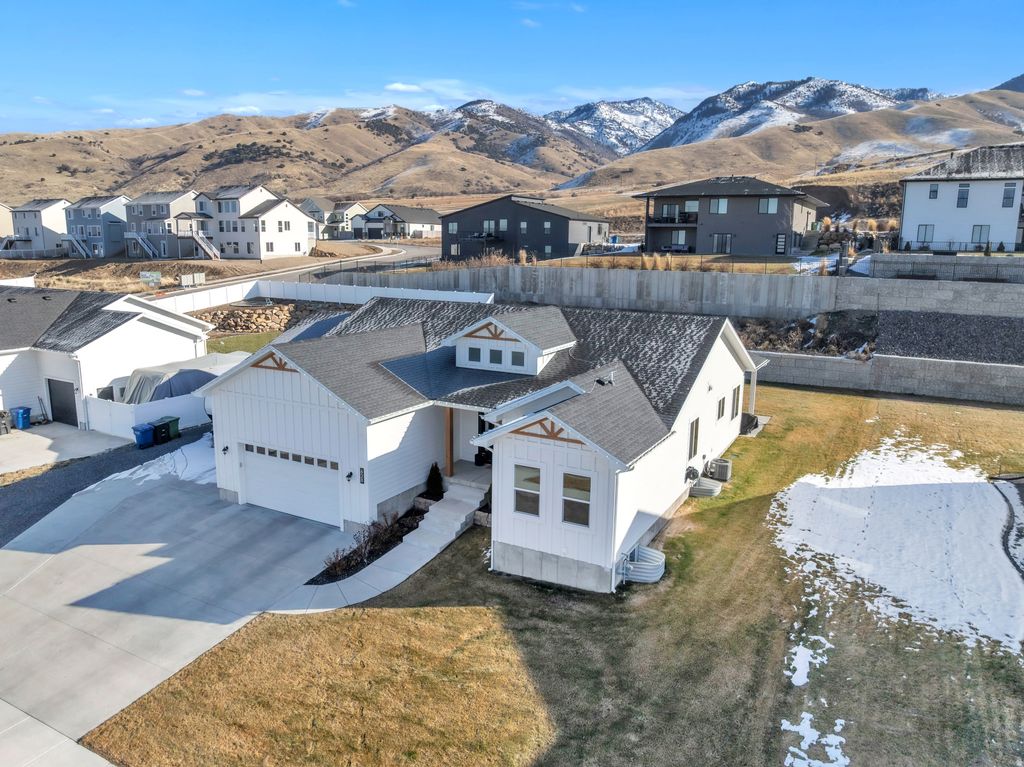 Photo of 628 S 1080 E, Smithfield, UT 84335 (MLS # 2132598)