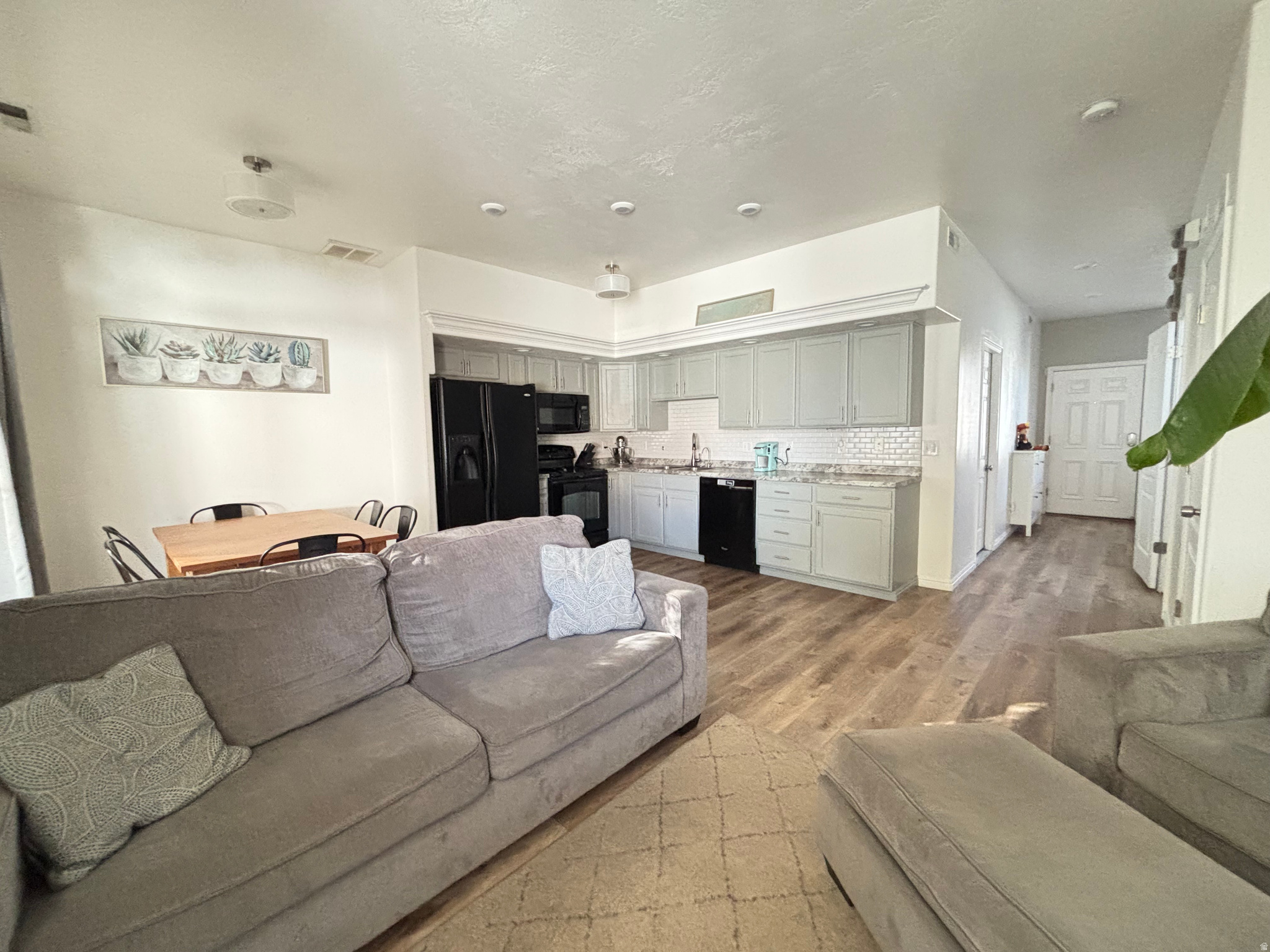 PEREGRINE POINTE - Residential