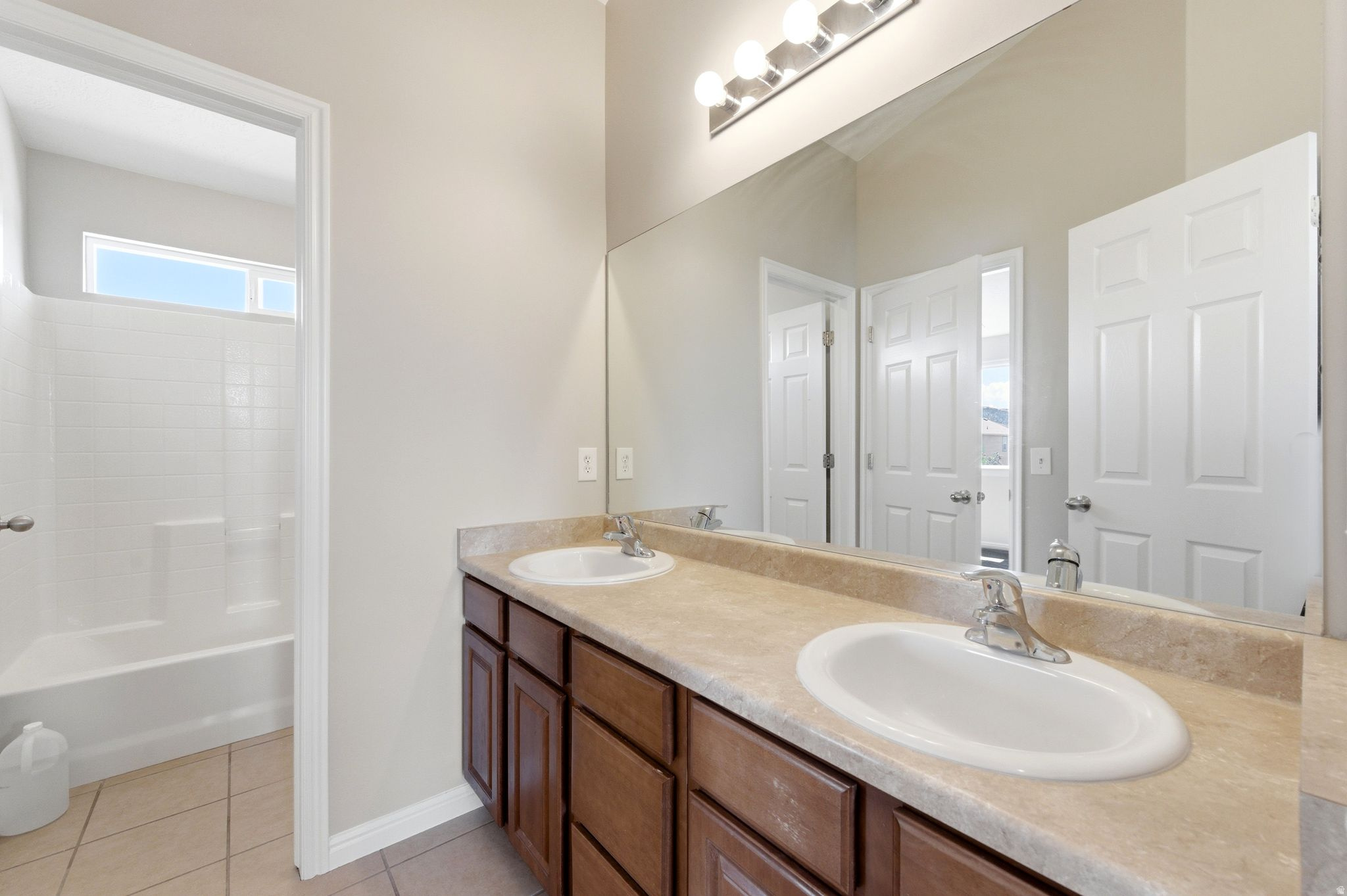 SILVER LAKE - Residential