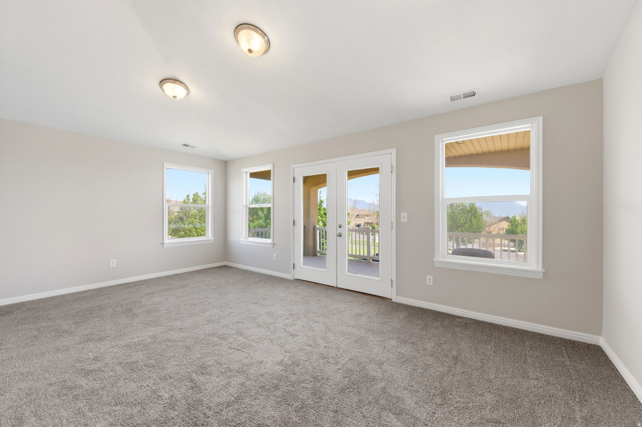 SILVER LAKE - Residential