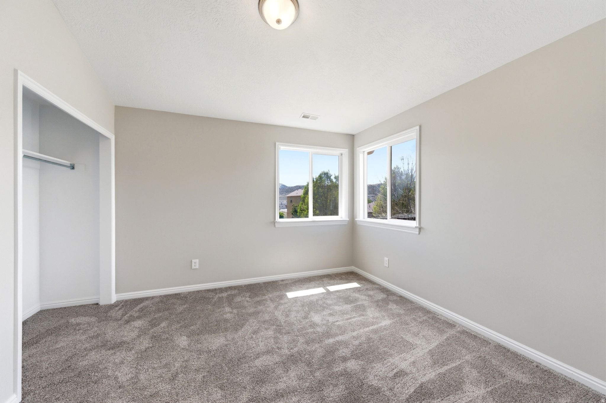 SILVER LAKE - Residential