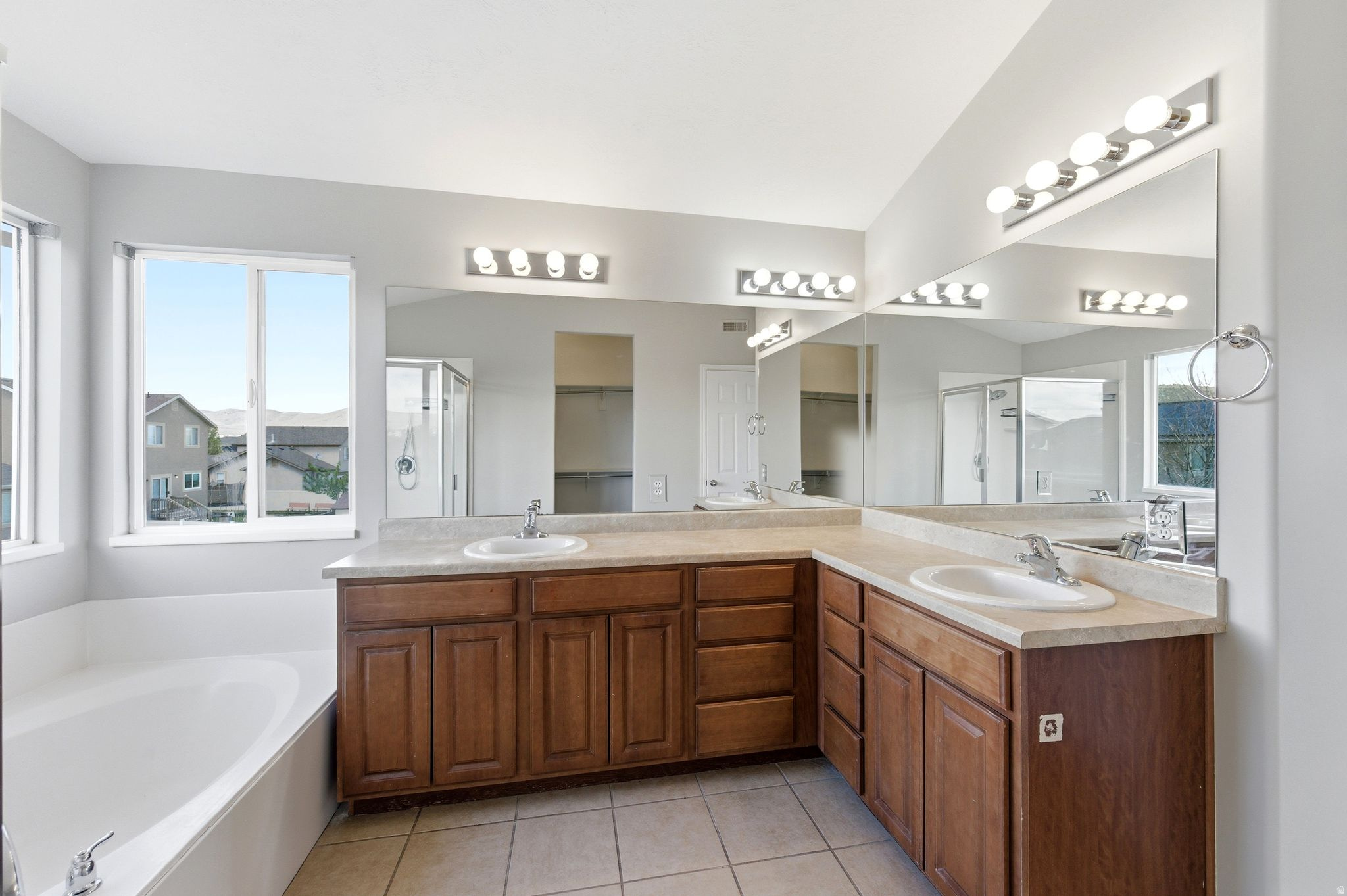 SILVER LAKE - Residential