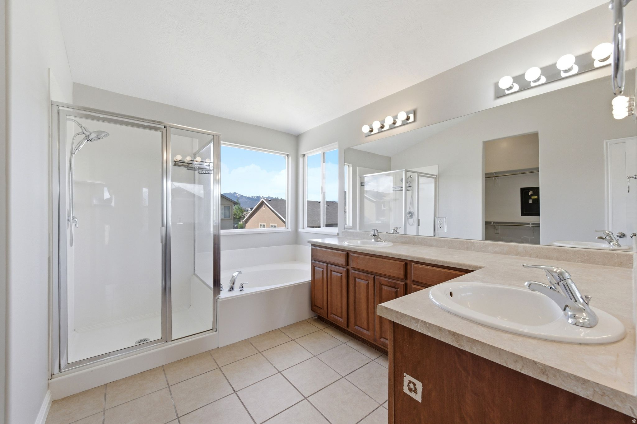 SILVER LAKE - Residential