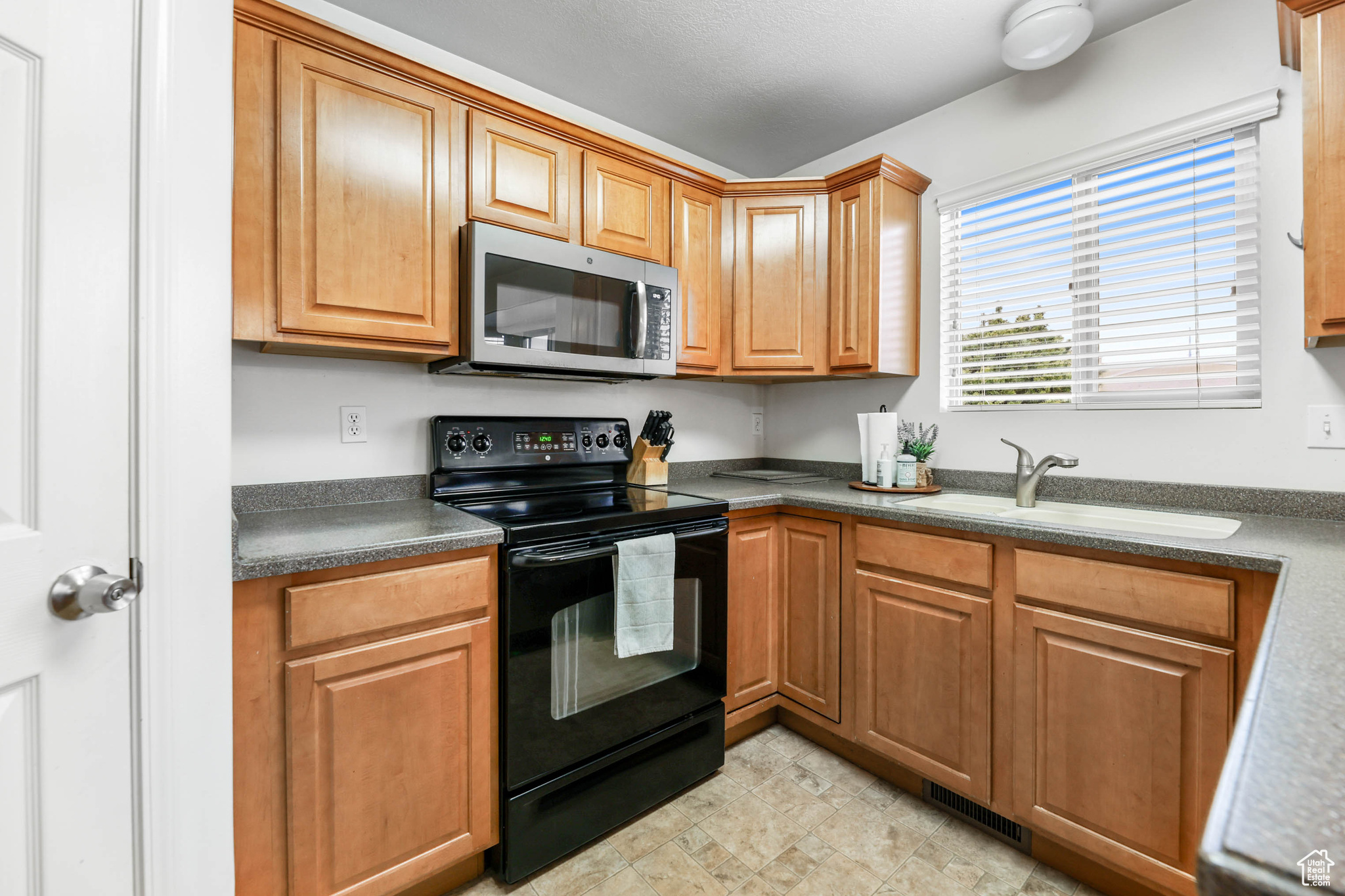1033 E Wyndom Way, Layton, Utah image 3