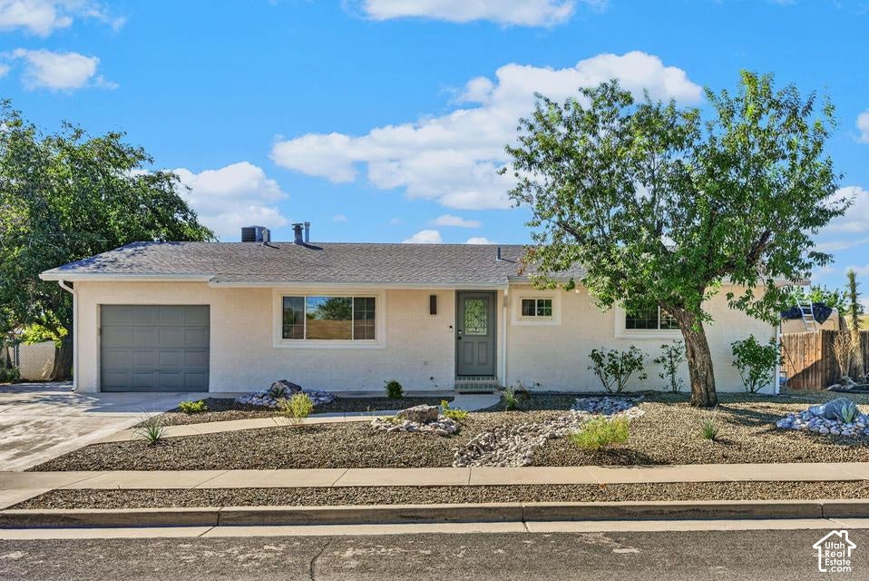 Photo of 351 N SAGUARO DR, Washington, UT 84780 (MLS # 2189324)