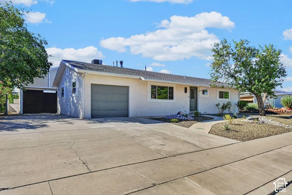 Photo of 351 N SAGUARO DR, Washington, UT 84780 (MLS # 2189324)