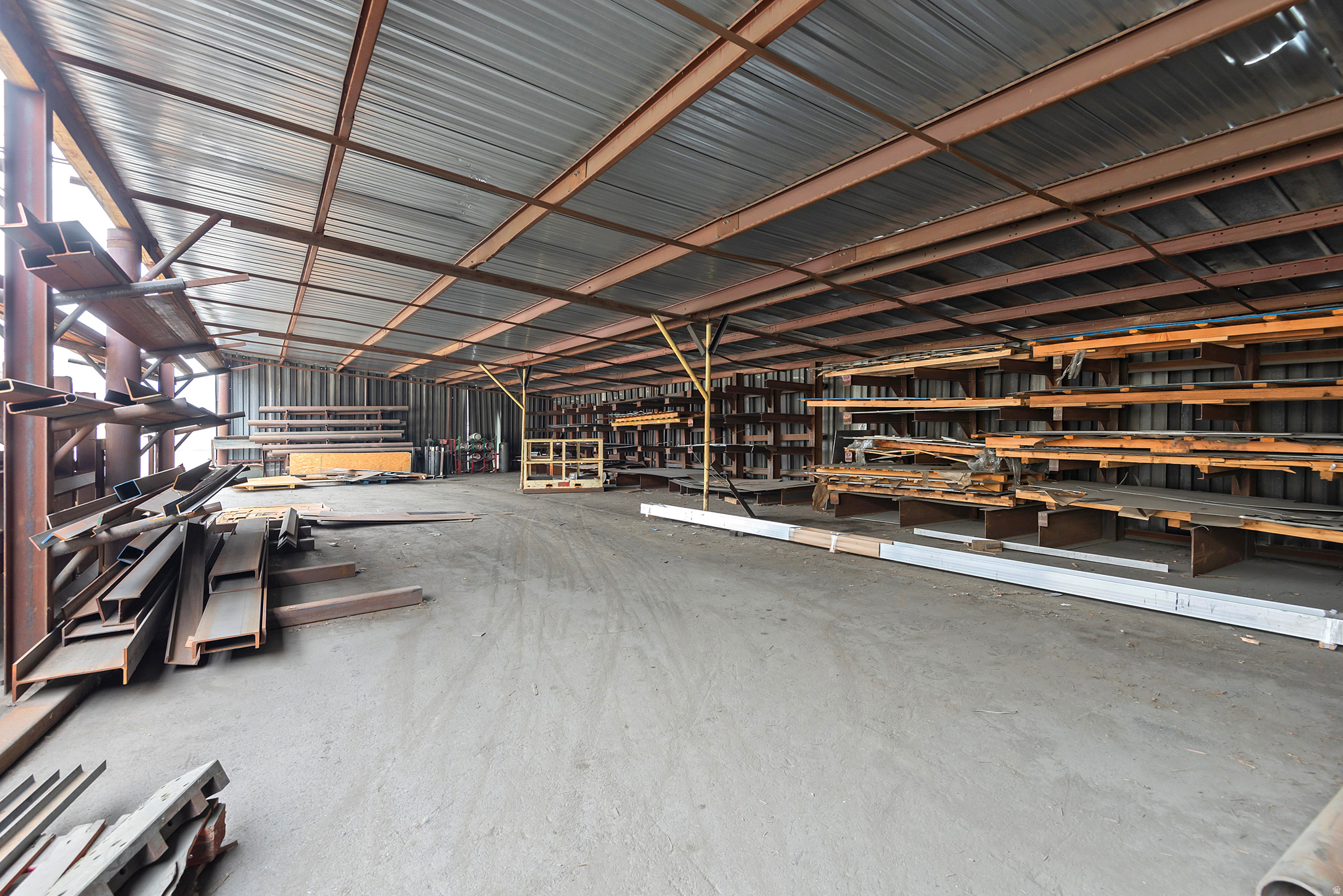 RADIUS CURVE - Commercial Sale