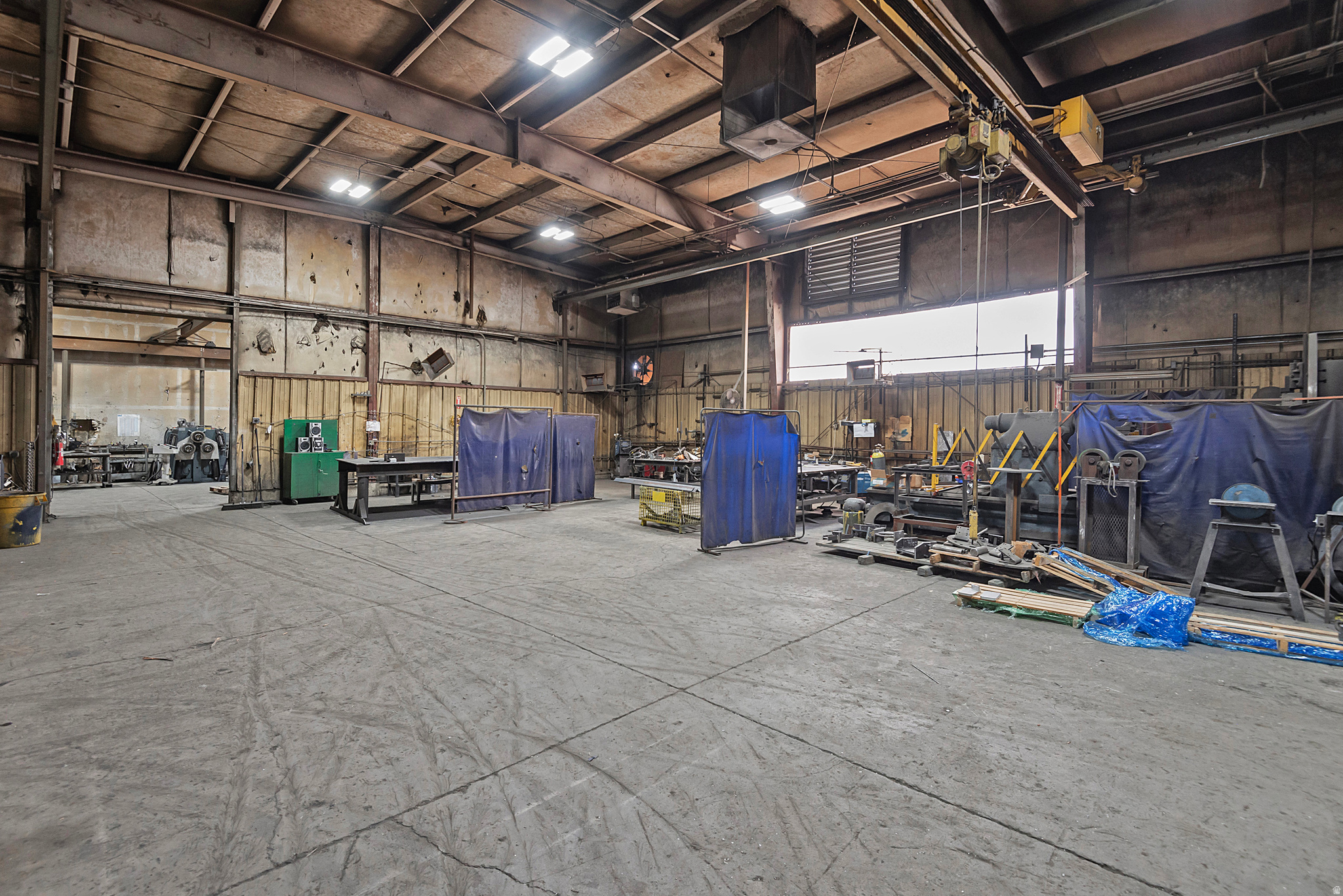 RADIUS CURVE - Commercial Sale