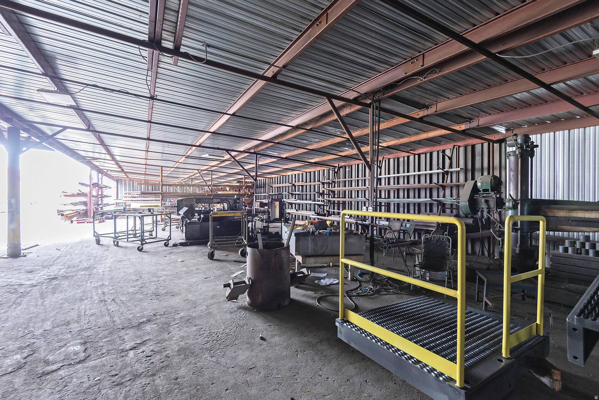 RADIUS CURVE - Commercial Sale