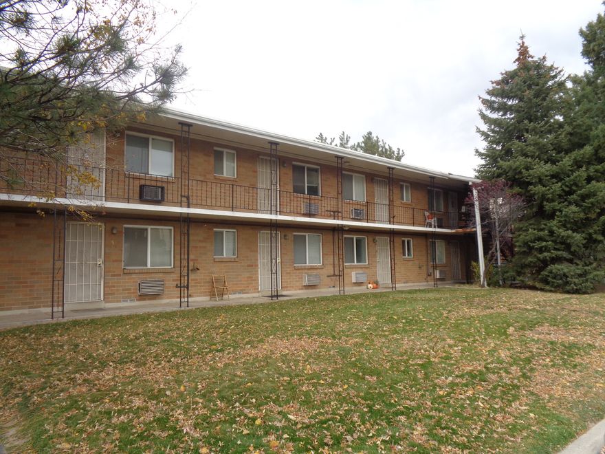 2 bedroom, 1 bathroom, top floor unit, nice floor plan, brand new carpet, wall a/c, on site laundry facilities, off street parking.   $1195 Rent $600 Deposit  Available now  Unit 9