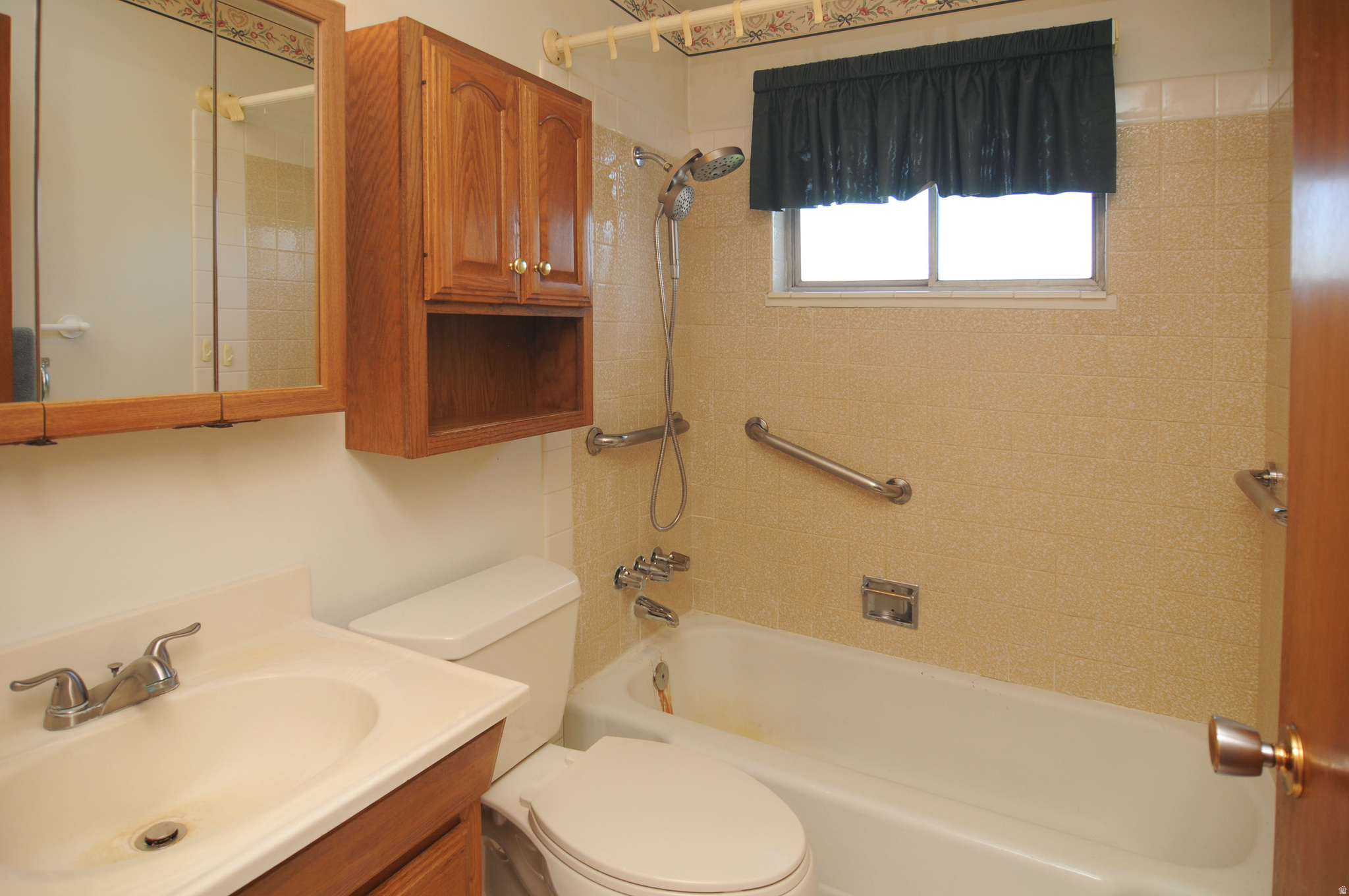 Main image without alt text