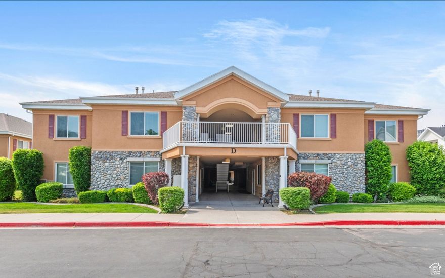 55+ senior village, main floor living. Convenient access to the club house which has pool tables, ping pong, library, craft/sewing room, hair salon, prep kitchen, plenty of seating and tables, TV, fireplace, pool and hot tub. Pet restriction: 2 pets allowed up to 20 lbs each. Unit located in building D.