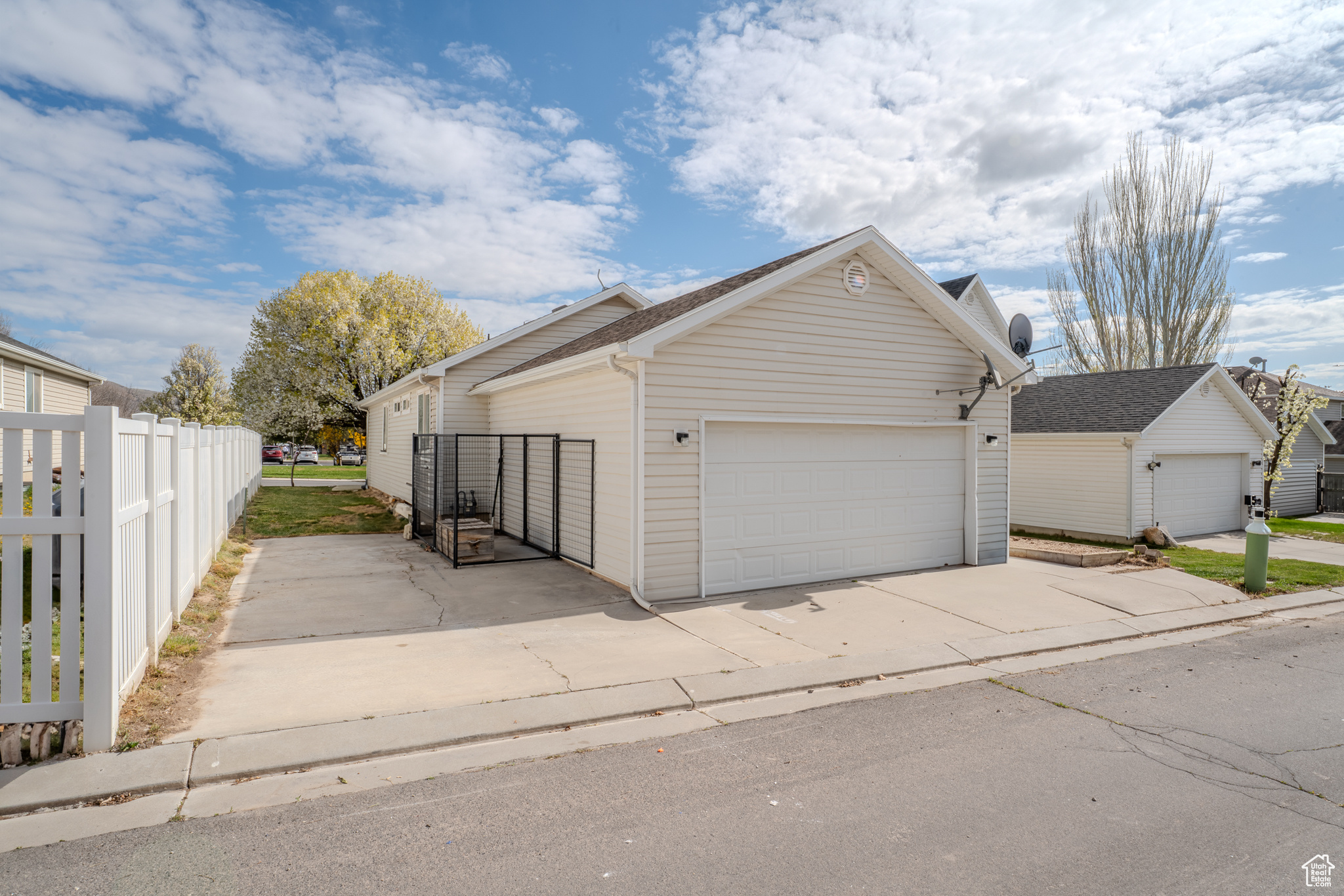 ASH POINT AT SADDLE ROCK RANCH - Residential