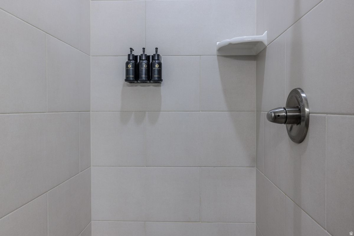 ESCAPES AT THE LEDGES PH 5 - Residential