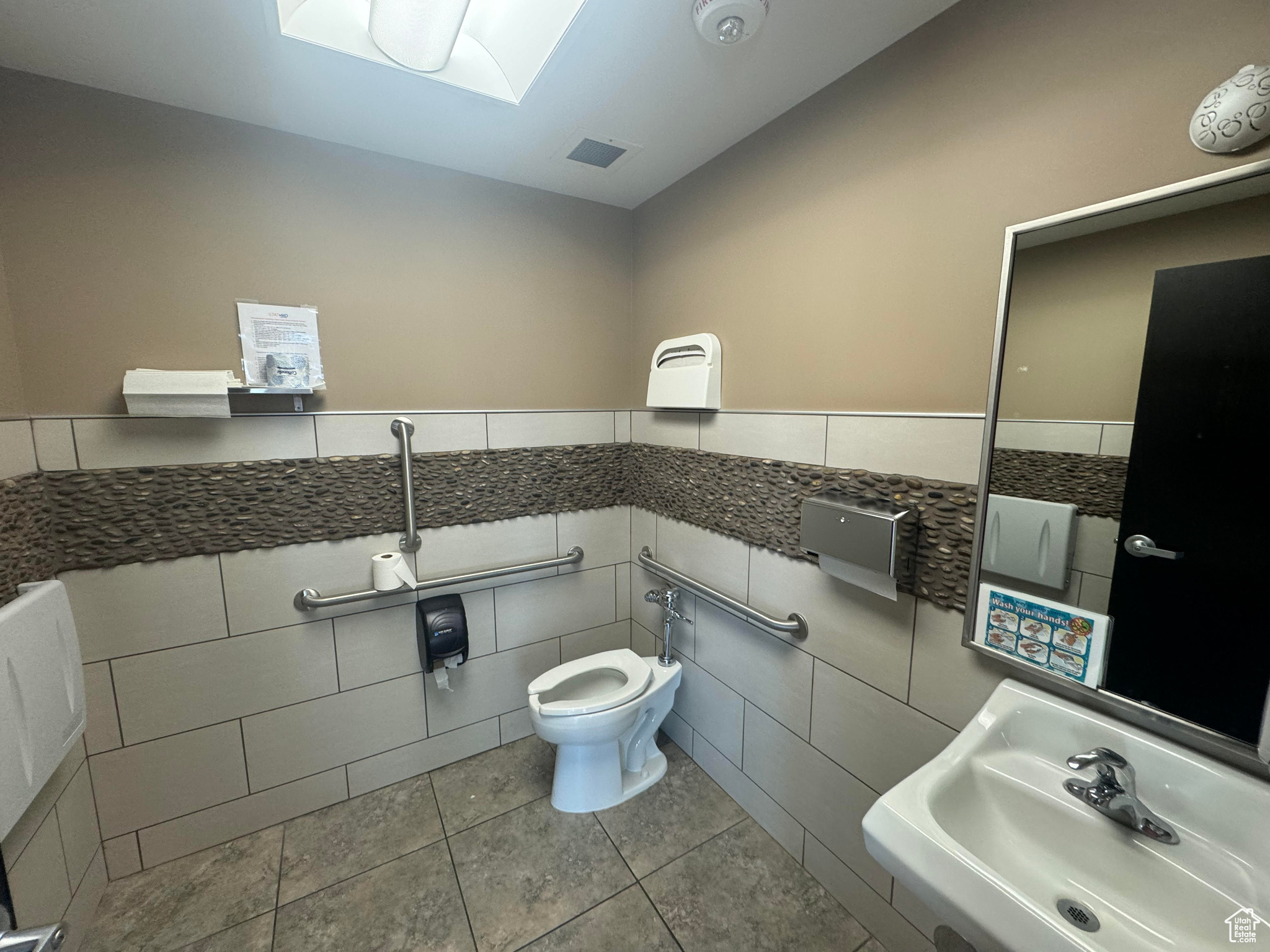 HIGHLAND - Commercial Lease