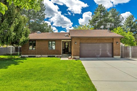 Photo of 1498 E MOUNT MANOR CIR, Cottonwood Heights, UT 84121 (MLS # 2151690)
