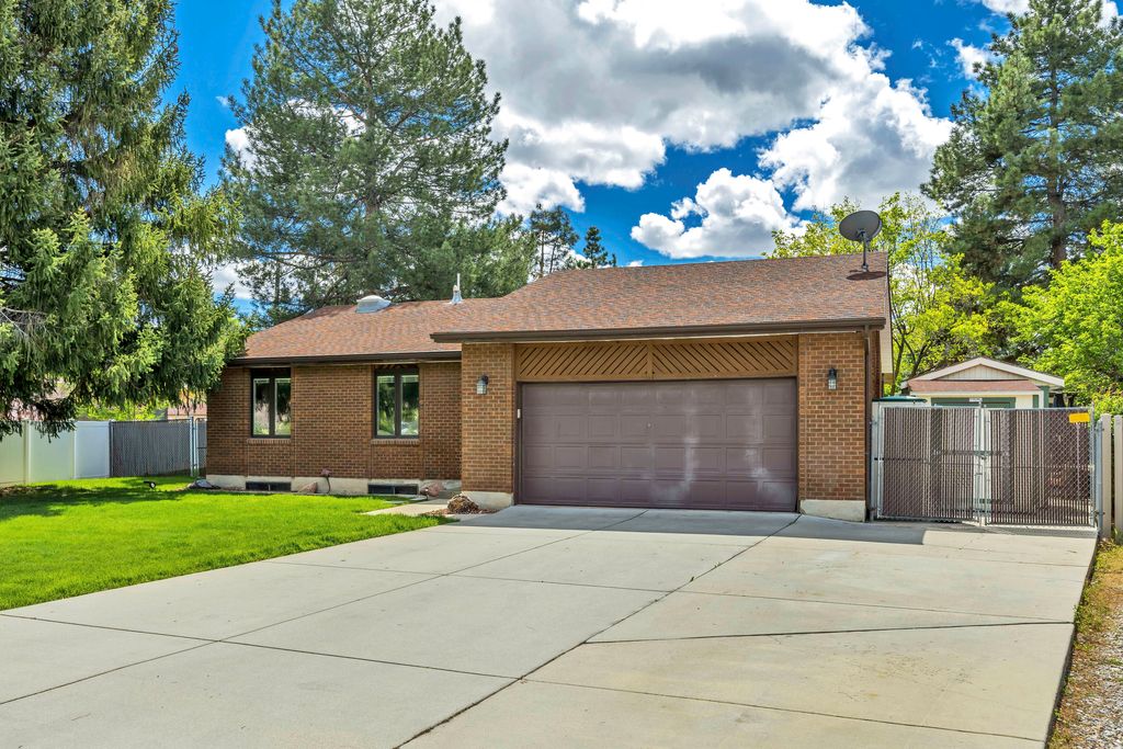Photo of 1498 E MOUNT MANOR CIR, Cottonwood Heights, UT 84121 (MLS # 2151690)