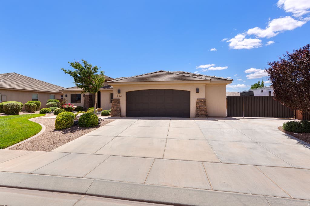 Photo of 952 E 3800 S, Washington, UT 84780 (MLS # 2168150)