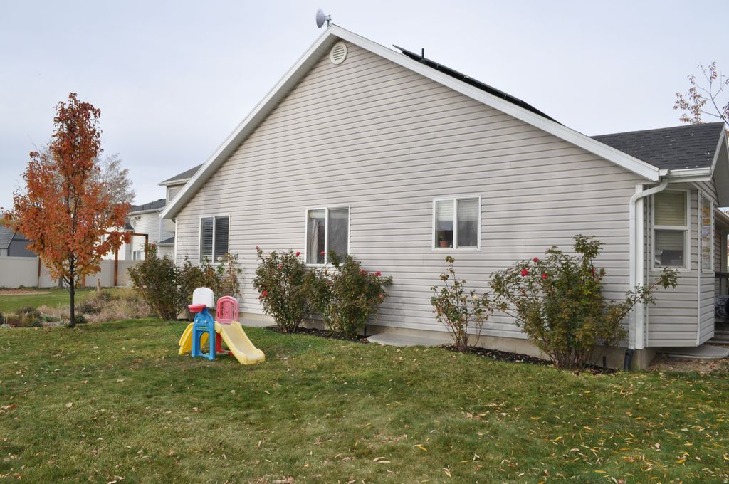 Photo of 167 W APPLE AVE N, Saratoga Springs, UT 84045 (MLS # 2122860)