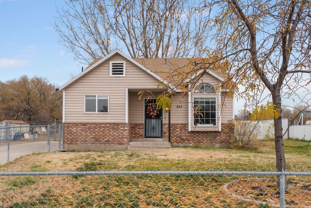 Photo for 844 N 1000 W, Clinton, UT 84015 (MLS # 2123855)