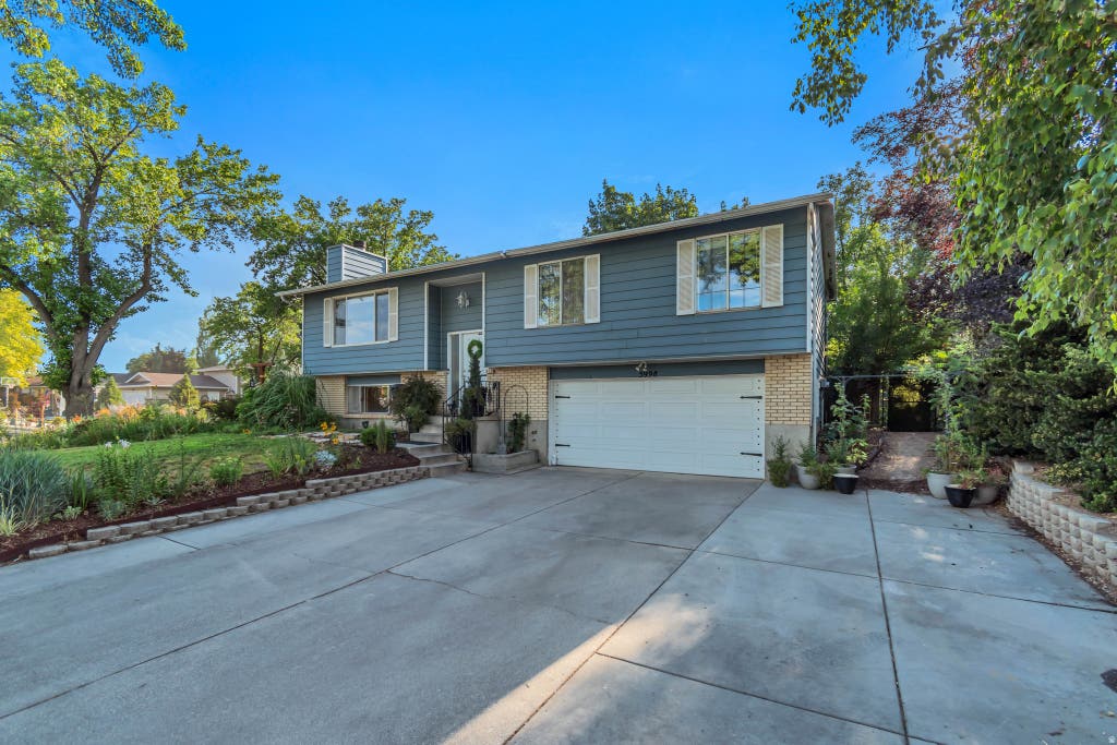 Photo of 5998 S BLUE STONE CIR, Murray, UT 84123 (MLS # 2173353)