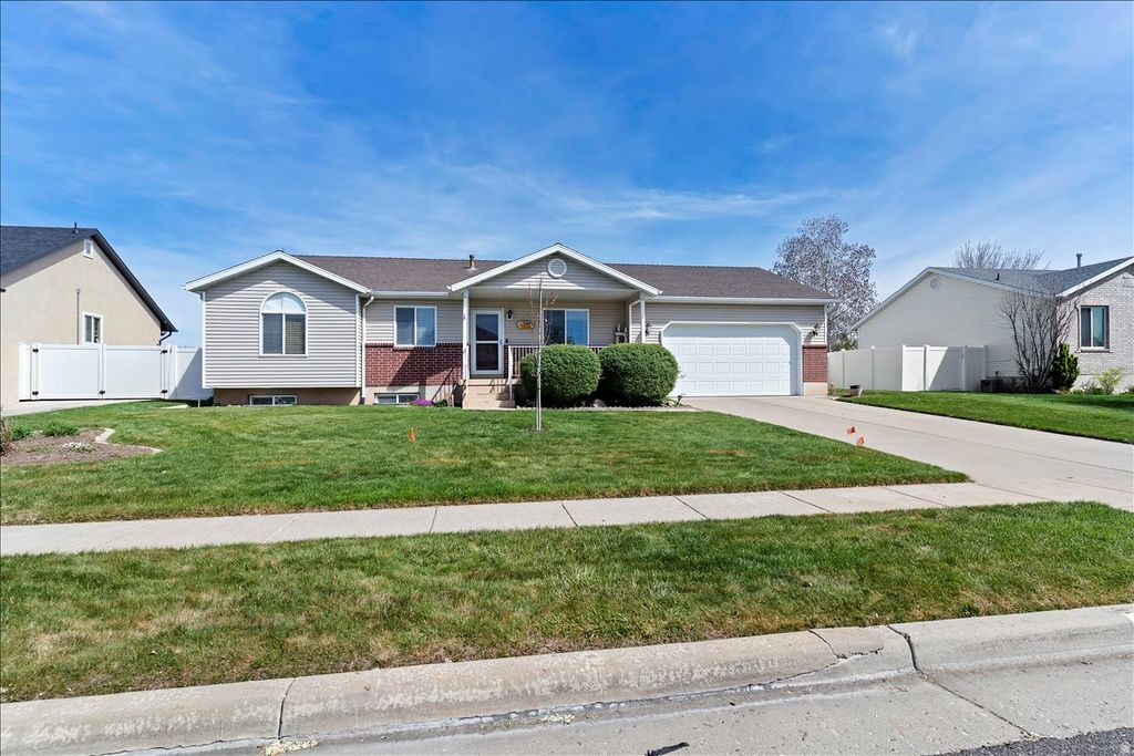 Photo of 2001 S 1800 W, Syracuse, UT 84075 (MLS # 2149260)