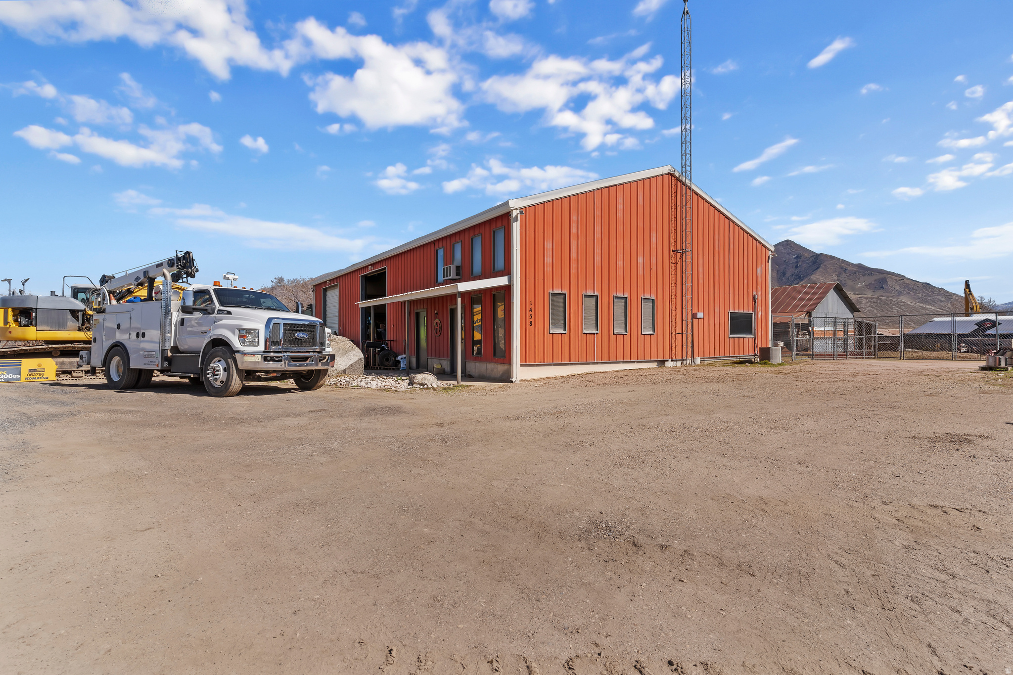 Main image without alt text