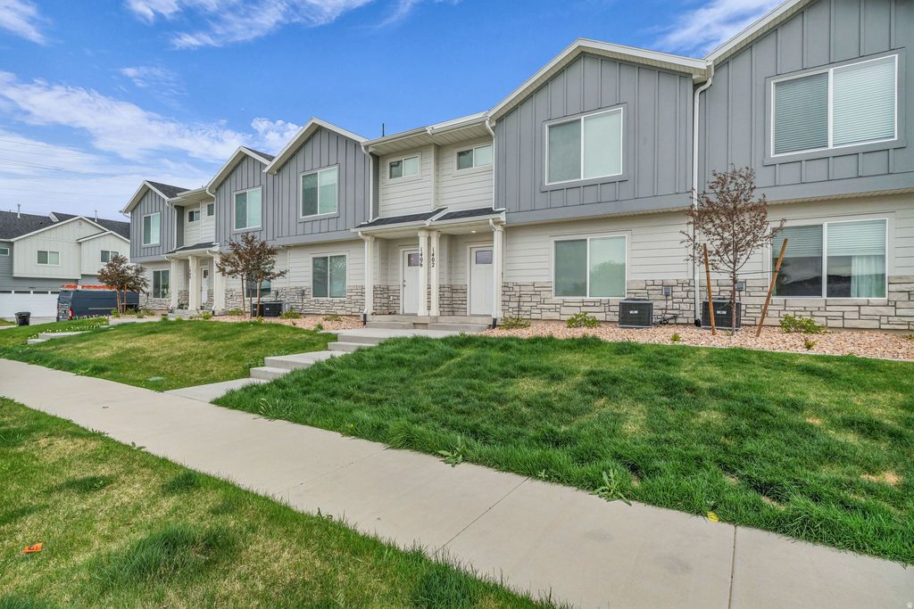 Photo of 1402 N MEADOW LN, Spanish Fork, UT 84660 (MLS # 2150946)
