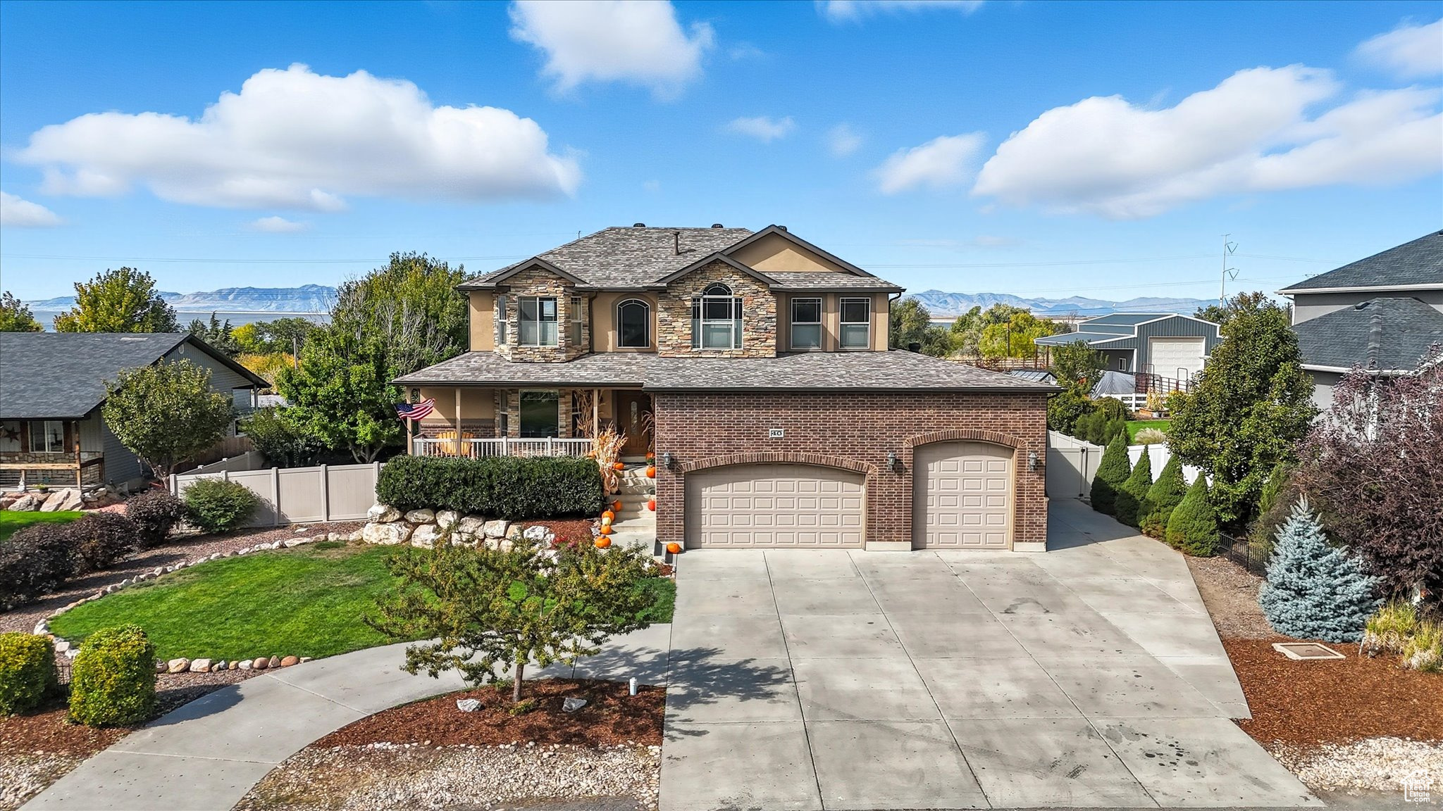 MOUNTAIN SHADOWS - Residential