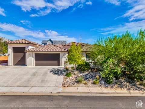Photo of 1720 LAVA COVE DR, Santa Clara, UT 84765 (MLS # 2190251)
