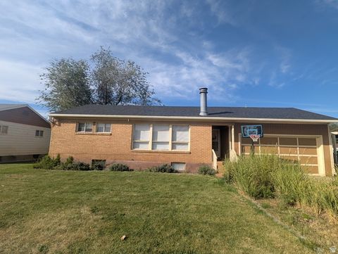 Photo of 422 W 4800 S, Washington Terrace, UT 84405 (MLS # 2129593)