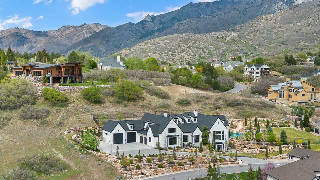 Photo of 11 E CROSS HILL LN, Sandy, UT 84092 (MLS # 2151660)