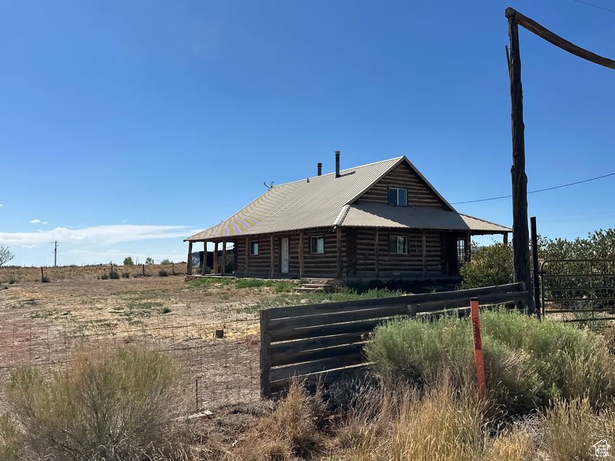 ***SALE FAILED, BRING OFFERS*** Log-cabin style home at the base of the La Sal mountains. 35 miles to Moab, close to many off-road trails, hiking, mountain biking, Arches, Canyonlands, rock climbing, and the list goes on and on. 3 acre property.