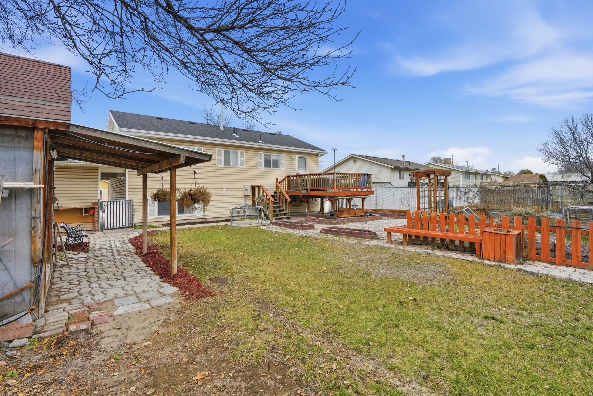 LYNNWOOD ACR - Residential