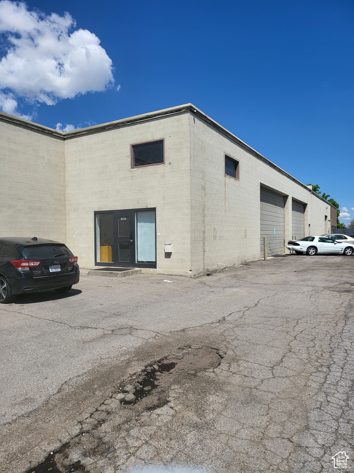28,000 square feet currently divided, leased to 2 differnt Tennants 1 is a restraunt ?sales food with lease for 5 years the other part rented for the next 4 months with tenant wanting to extend the lease, lots of possibilities buyer to verify all