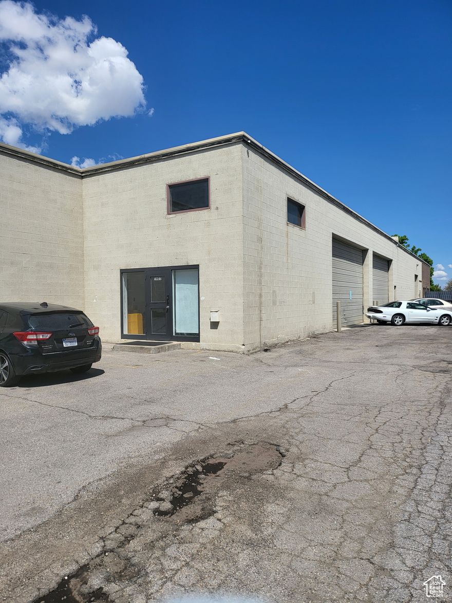 28,000 square feet currently divided, leased to 2 differnt Tennants 1 is a restraunt ?sales food  with lease for 5 years the other part rented for the next 4 months with tenant wanting to extend the lease, lots of possibilities   buyer to verify all