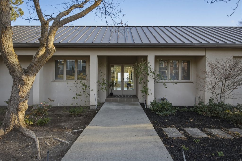 Photo of 1458 E KRISTIANNA CIR, Salt Lake City, UT 84103 (MLS # 2142814)